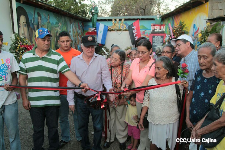 Leoneses inauguran monumento y mural en homenaje a Luisa Amanda y Enrique Lorente